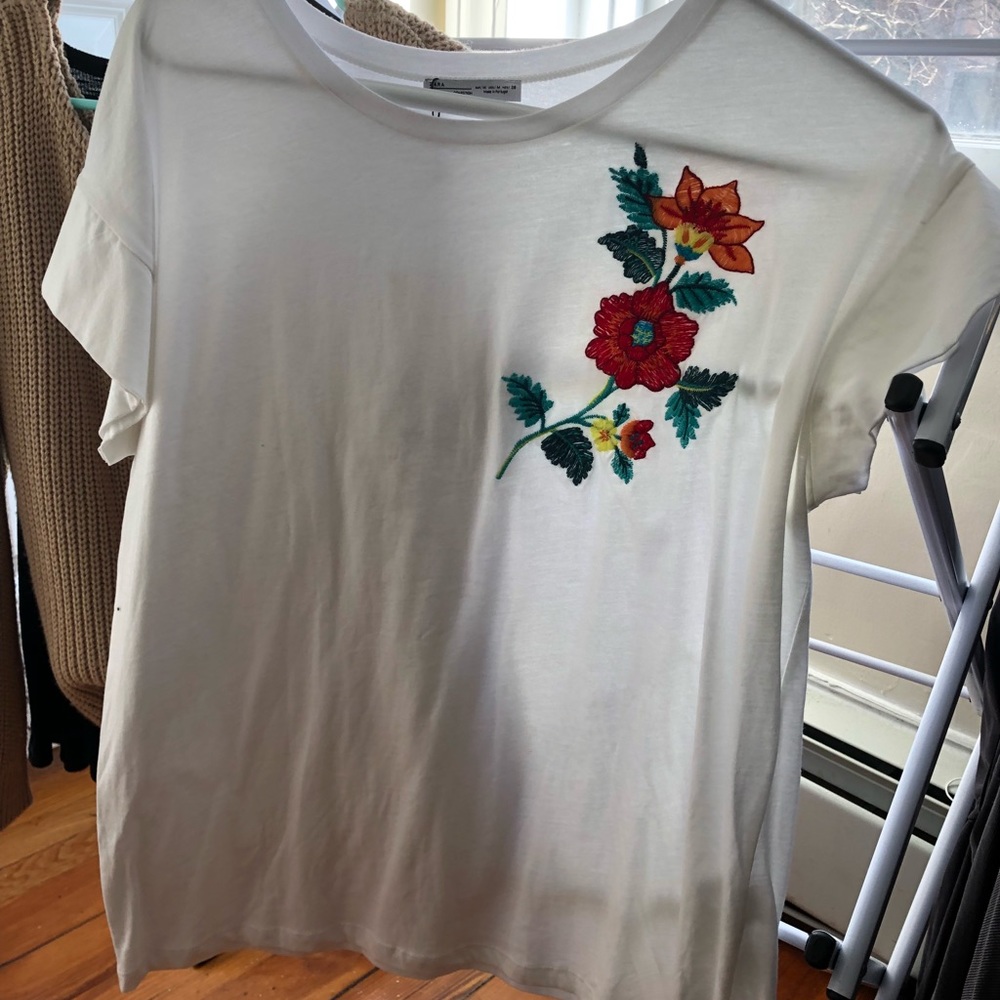 NWT WHITE FLOWER ZARA T